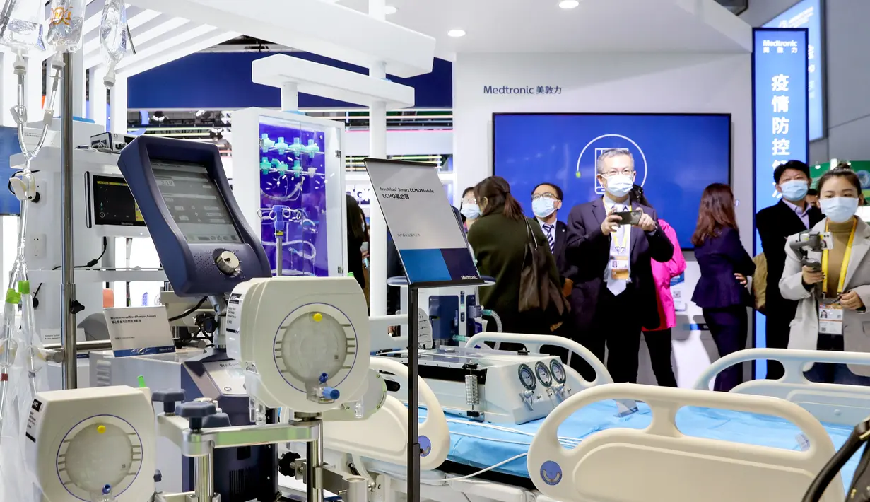 Mesin ECMO generasi terbaru dari Medtronic di area ekshibisi Peralatan Medis dan Produk Kesehatan dalam Pameran Impor Internasional China (CIIE) ketiga di Shanghai, 5 November 2020. Berbagai teknologi blockbuster dan mutakhir terkait pencegahan dan pengendalian epidemi dipamerkan. (Xinhua/Liu Ying)