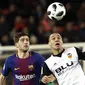 Bek Barcelona, Sergi Roberto, duel udara dengan striker Valencia, Rodrigo Moreno, pada laga leg kedua semifinal Copa del Rey di Stadion Mestalla, Kamis (8/2/2018). Barcelona menang 2-0 atas Valencia. (AP/Alberto Saiz)