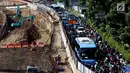 Pengendara terjebak kemacetan di samping proyek pembangunan underpass Mampang, Jakarta, Senin (6/11). Gubernur DKI Jakarta Anies Baswedan mengatakan ada 10 proyek pembangunan infrastruktur yang menimbulkan kemacetan luar biasa. (Liputan6.com/JohanTallo)
