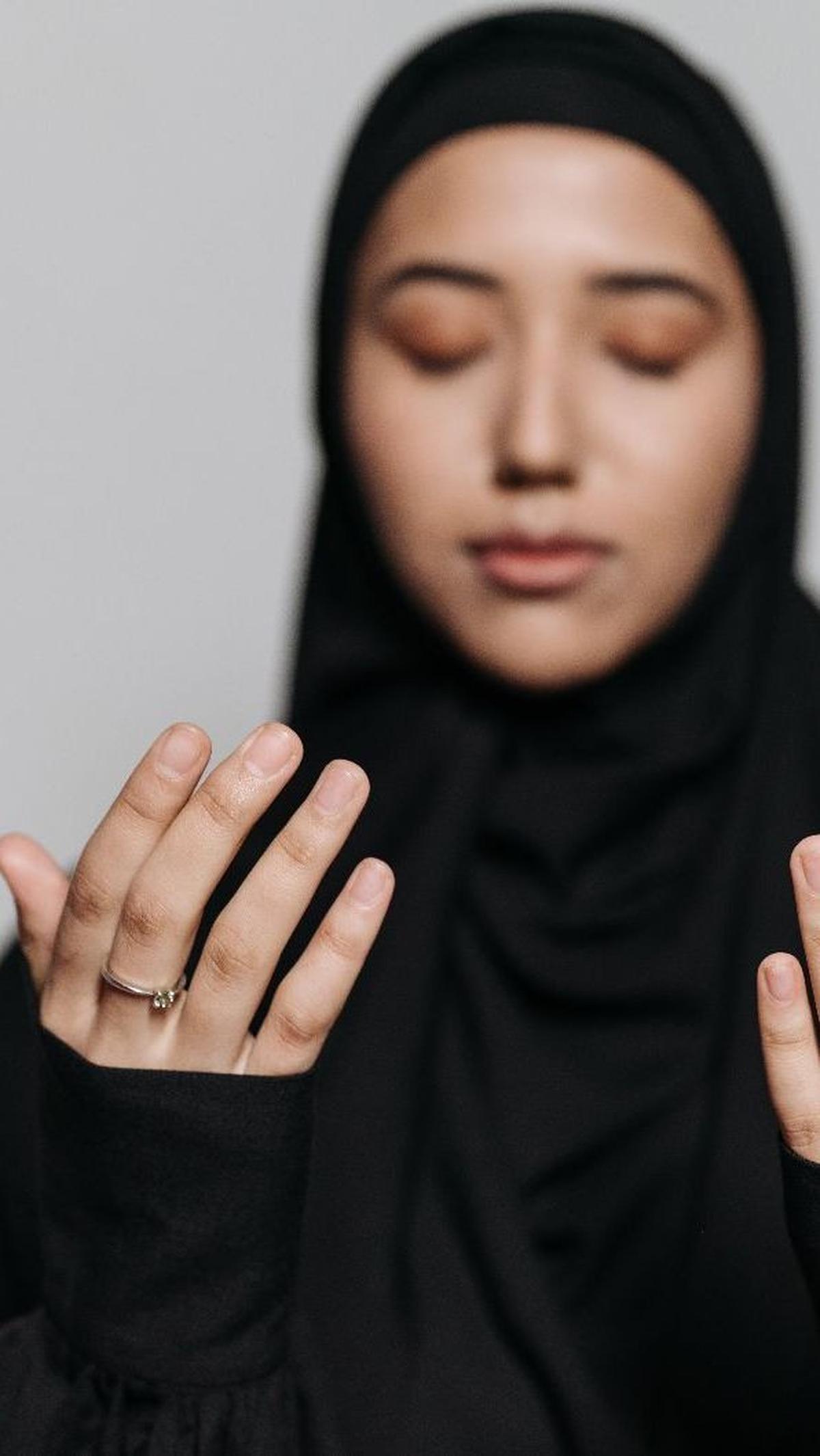 "Sesungguhnya pintu-pintu langit dibuka saat perang fi sabilillah berkecamuk, turunnya hujan, ketika salat wajib, maka perbanyaklah berdoa pada waktu tersebut." (HR. Abu Hurairah).<br>