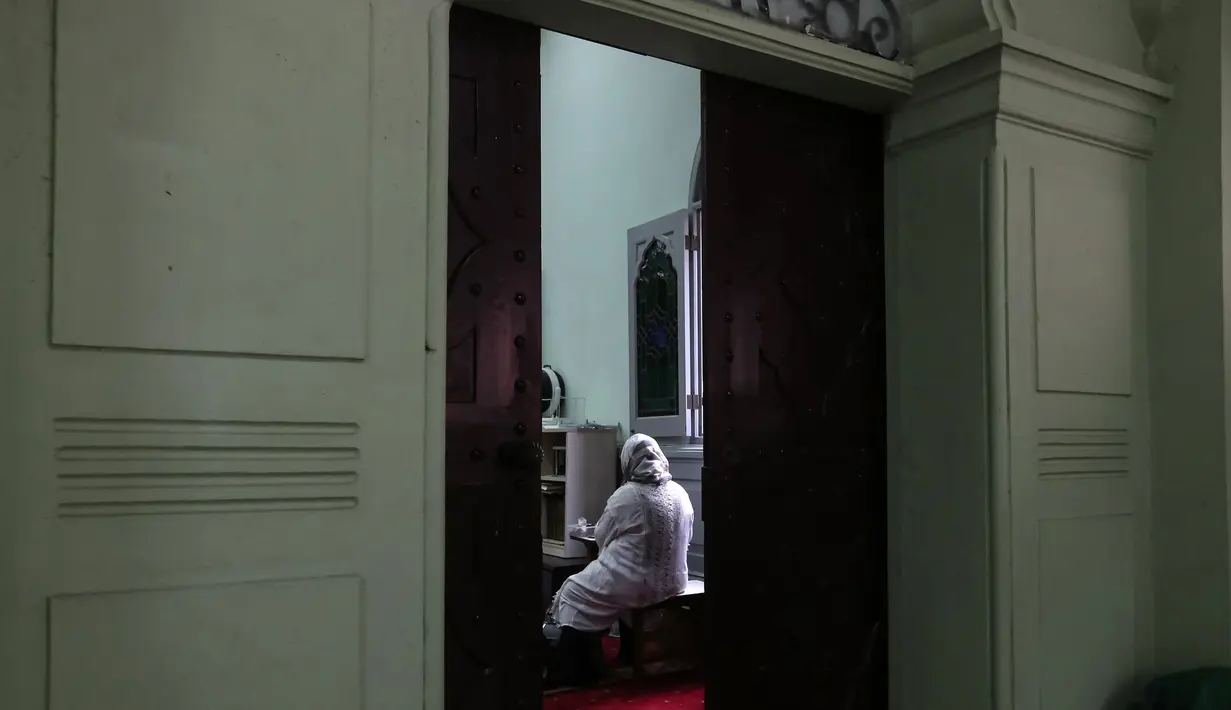 Sejumlah wanita Muslim berdoa untuk korban penembakan massal Christchurch di Selandia Baru di Masjid Jamia, Hong Kong  (18/3). Mereka berdoa untuk korban penembakan yang menewaskan 50 orang di Masjid Al Noor, Christchurch. (AFP Photo/Viviek Prakash)