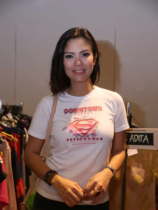 Mendaki gunung memang menjadi destinasi favorit saat berlibur. Gunung dalam beberapa tahun belakangan juga semakin menjadi incaran para traveller. Salah satunya adalah model cantik Aline Adita. (Nurwahyunan/Bintang.com)