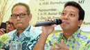Ketum PPP hasil Muktamar Surabaya, Romahurmuziy (kanan) menyampaikan paparan di Jakarta, (29/12). Ia menyampaikan tren politik dalam negeri pada tahun 2015 diantaranya adalah terciptanya konsolidasi nasional partai politik. (Liputan6.com/Helmi Afandi)