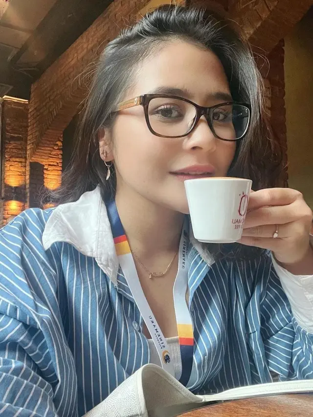 Outfit Prilly Latuconsina dalam Balutan Biru