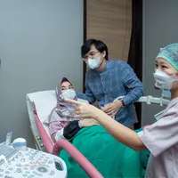 Setelah empat tahun menikah dan dua kali gagal bayi tabung, pasangan seleb Anisa Rahma dan Anandito mengumumkan kehamilan bayi kembar lewat program IVF untuk kali ketiga.