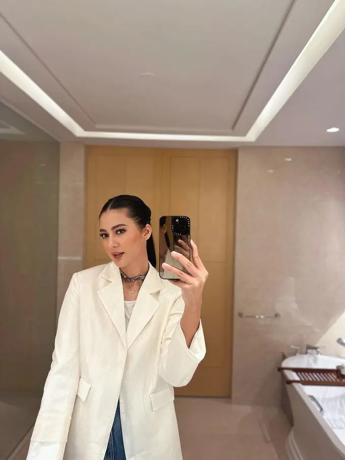 Intip gaya fashion chic dan modern dari Paula Verhoeven.