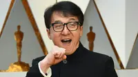 Aktor Jackie Chan berpose dengan boneka panda di karpet merah Academy Awards ke-89 atau Oscar 2017 di Dolby Theatre, Los Angeles, Minggu (26/2). Jackie Chan menyebut dua boneka panda itu dengan "dua anak lelakiku". (VALERIE MACON/AFP)