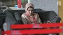 Dokter dari RS Medika Permata Hijau, Nadia Husein usai menjalani pemeriksaan di KPK, Jakarta, Jumat (9/2). Nadia diperiksa sebagai saksi kasus dugaan merintangi penyidikan perkara E-KTP dengan tersangka Setya Novanto. (Liputan6.com/Herman Zakharia)