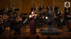 Violis asal Korea Selatan Sueye Park bersama Jakarta Concert Orchestra dengan konduktor Avip Priatna Mag.Art mementaskan konser biola "Malam Tchaikovsky" di Usmar Ismail Hall, Jakarta, Jumat (21/02/2020). (Liputan6.com/Fery Pradolo)