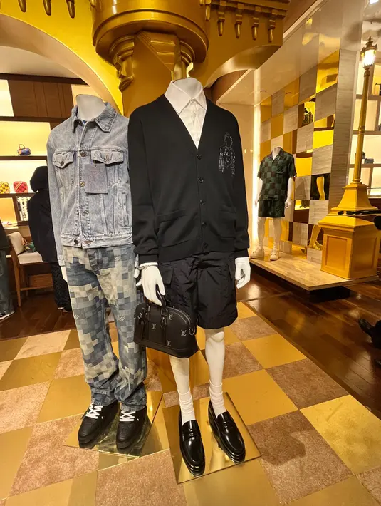 Konsep Pop In Store ini sendiri cukup unik. Mengambil inspirasi visual dari fashion show bersejarah yang dipresentasikan di Pont Neuf, Paris pada bulan Juni 2023 lalu.  [ Foto: Fimela.com ]