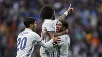 Bek kiri Real Madrid merayakan golnya ke gawang Valencia bersama Sergio Ramos. Real Madrid menang 2-1 dalam lanjutan Liga Spanyol di Santiago Bernabeu, Sabtu (29/4/2017) malam WIB. (AP Photo/Francisco Seco)