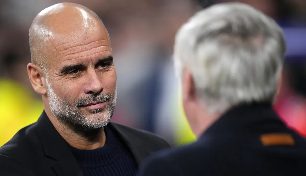 Pelatih Manchester City, Pep Guardiola bersalaman dengan pelatih Real Madrid, Carlo Ancelotti dalam laga leg 2 play off Liga Champions 2024/2025 di Santiago Bernabeu, Madrid, Spanyol, Rabu (20/02/2025) waktu setempat. (AP Photo/Manu Fernandez)