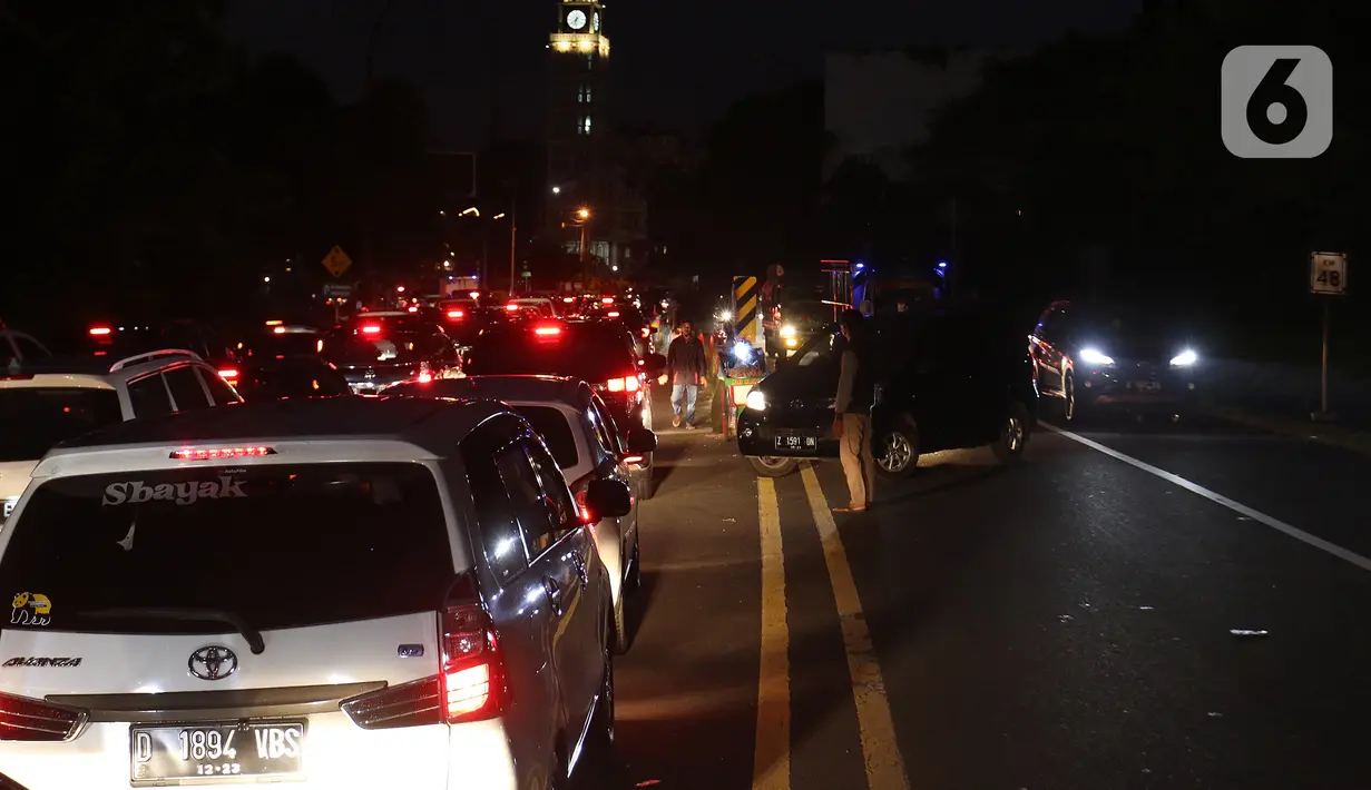 Sejumlah kendaraan dengan tujuan jalur wisata puncak terjebak kemacetan di kawasan Gadog, Kabupaten Bogor, Jawa Barat, Jumat (3/9/2021). Kepadatan kendaraan tersebut terjadi imbas dari pemberlakuan  uji coba sistem ganjil genap memasuki kawasan Puncak Bogor. (Liputan6.com/Herman Zakharia)