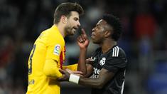 Tensi panas memasuki pekan-pekan akhir di kompetisi Eropa mulai menyeruak, seperti di Liga Italia dan Liga Spanyol. Kericuhan sempat terjadi di tiga laga yang dipicu panasnya rivalitas hingga aksi tak terpuji sebagian suporter dengan perlakuan rasisme. (AP/Manu Fernandez)