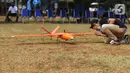 Peserta mengoperasikan dronenya saat lomba drone KASAU CUP KASAU CUP 2020 di Lapangan Wisma Aldiron, Jakarta, Sabtu (12/9/2020). Lomba yang diselengarakan TNI AU World Airsport Federation Federasi Aero Sport Indonesia memperebutkan piala Kasau Cup 2020 dengan lima kategori. (merdeka.com/Imam Buhori