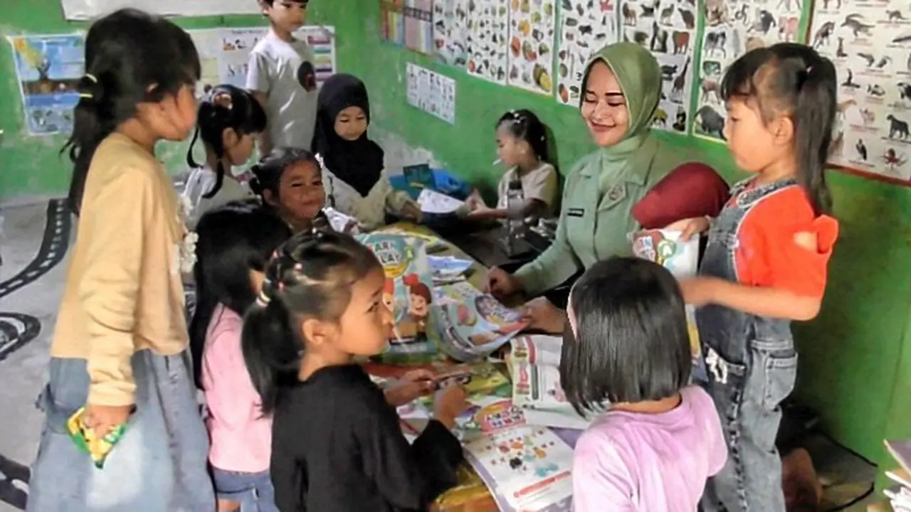 Kisah Babinsa di Lampung Timur Sulap Gudang Pakan Sapi Jadi Tempat Belajar, Puluhan Anak Desa Kini Rajin Baca dan Berhitung
