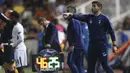 Pelatih Tottenham, Mauricio Pochettino memberikan insturksi kepada pemainnya saat melawan APOEL Nicosia pada laga grup H Liga Champions di GSP stadium,  Nicosia, Siprus, (26/9/2017). Tottenham menang 3-0. (AP/Petros Karadjias)