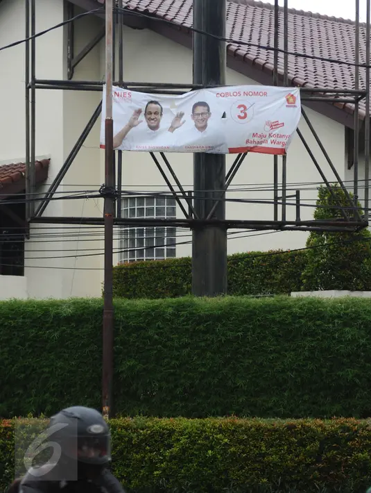 Spanduk paslon nomor urut 3 masih terpasang di pertigaan Jalan Hang Lekir, Jakarta, Senin (13/1). Hingga H-2 Pilkada DKI Jakarta, alat peraga kampanye masih terlihat di beberapa ruas jalan Ibukota. (Liputan6.com/Helmi Fithriansyah)