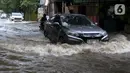 Sejumlah kendaraan terjebak banjir di kawasan Kemang Timur, Jakarta, Kamis (4/1/2024).(Liputan6.com/Herman Zakharia)