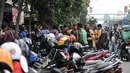 Suasana antrean driver Uber saat mendaftar menjadi mitra Go-Jek di Gunung Sahari, Jakarta, Minggu (1/4). Informasi yang didapat, Go-Jek hanya menerima mitra yang sudah menjadi mitra Uber, bukan merekrut mitra baru. (Merdeka.com/Iqbal S Nugroho)