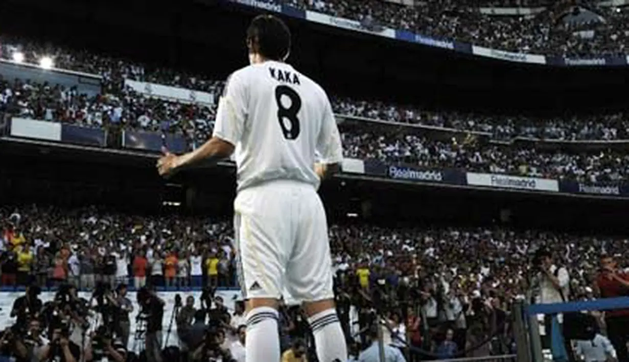 Pemain baru Real Madrid, Kaka membalas sambutan fans dalam presentasi resminya di Santiago Bernabeu, Madrid, 30 Juni 2009 . Ribuan fans Real Madrid menghadiri presentasi pemain yang dibeli 65 juta euro dari AC Milan. AFP PHOTO/JAVIER SORIANO