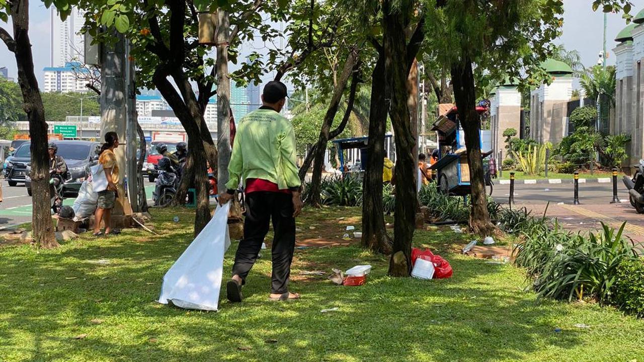 Usai demo penolakan pengesahan RUU Kesehatan pada Selasa, 11 Juli 2023, tampak depan gerbang Gedung DPR RI banyak sampah berserakan. (Foto: Ade Nasihudin)