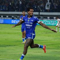 Pemain Persib, Ramon Tanque, merayakan gol yang dicetak ke gawang Bali United pada lanjutan BRI Super League 2025/2026 di Stadion Gelora Bandung Lautan Api, Minggu (12/4/2026) malam WIB. (Bola.com/Erwin Snaz)