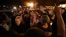 Keluarga dan kerabat berkumpul di luar kedai kopi Roaster Rivalry untuk mengenang korban penembakan massal di bar California di Simi Valley, Thousand Oaks, Amerika Serikat, Kamis (8/11). (AP Photo/Jae C. Hong)