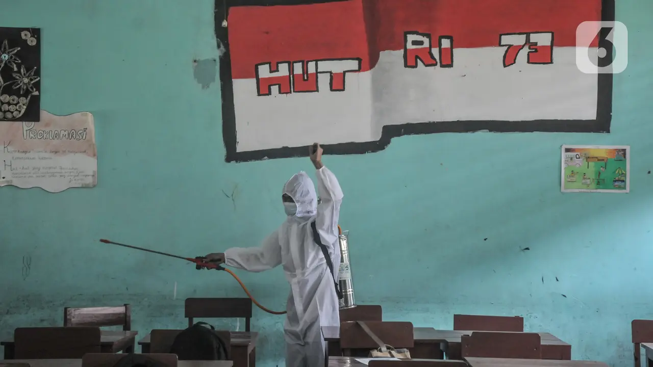 Penyemprotan Disinfektan Rutin di Sekolah saat PTM 100 Persen