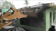 Puluhan bangunan di kolong jembatan Marunda dibongkar Satpol Pemkot Jakarta Utara. Bangunan tersebut dibongkar karena menghalangi Jalan Arteri Marunda.