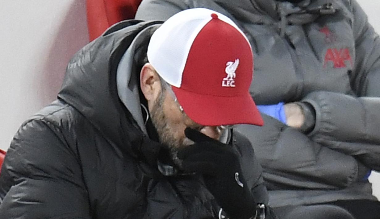 Manajer tim Liverpool, Jurgen Klopp tertunduk kecewa menyaksikan penampilan para pemainnya menghadapi Burnley dalam laga lanjutan Liga Inggris 2020/21 di Anfield Stadium, Kamis (21/1/2021). Liverpool kalah 0-1 dari Burnley.(AFP/Peter Powell/Pool)