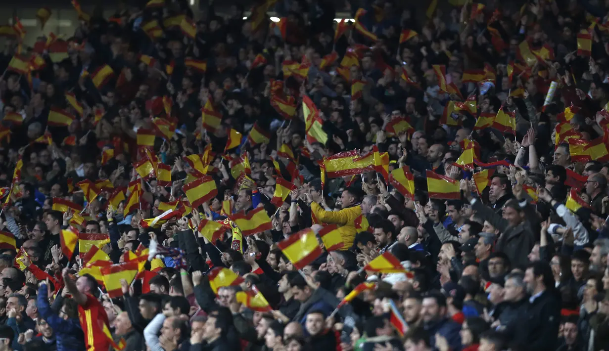 Dukungan suporter Spanyol saat timnya melawan Argentina pada laga uji coba di Wanda Metropolitano stadium, Madrid, (27/3/2018). Spanyol menang telak 6-1 atas Argentina. (AP/Francisco Seco)