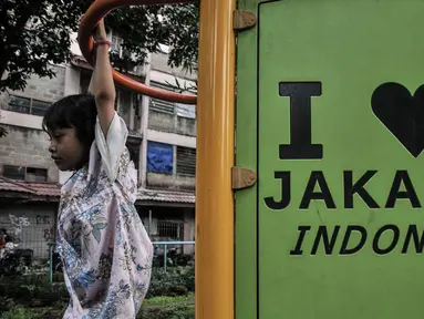 Seorang anak bermain di Ruang Publik Terpadu Ramah Anak (RPTRA) Benhil 2, Bendungan Hilir, Jakarta, Rabu (14/9/2022). Pemerintah Provinsi DKI Jakarta gencar membangun ruang publik di Ibu kota guna meningkatkan interaksi antarwarga dan sebagai destinasi hiburan alternatif. (merdeka.com/Iqbal S. Nugroho)