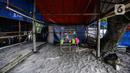 Dagangan milik seseorang di pantai Carita, Pandeglang, Banten, Selasa (18/1/2022). Objek wisata Pantai Carita yang menjadi tempat favorit pengunjung kini tampak sepi seusai gempa beberapa waktu lalui dan juga lantaran naikknya kasus virus covid 19 varian omicron. (Liputan6.com/Johan Tallo)