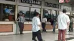 Harapan Situmorang, calon penumpang pesawat Batavia Air mengamuk di Bandara Polonia Medan, Sumut, hingga memecahkan kaca. 
