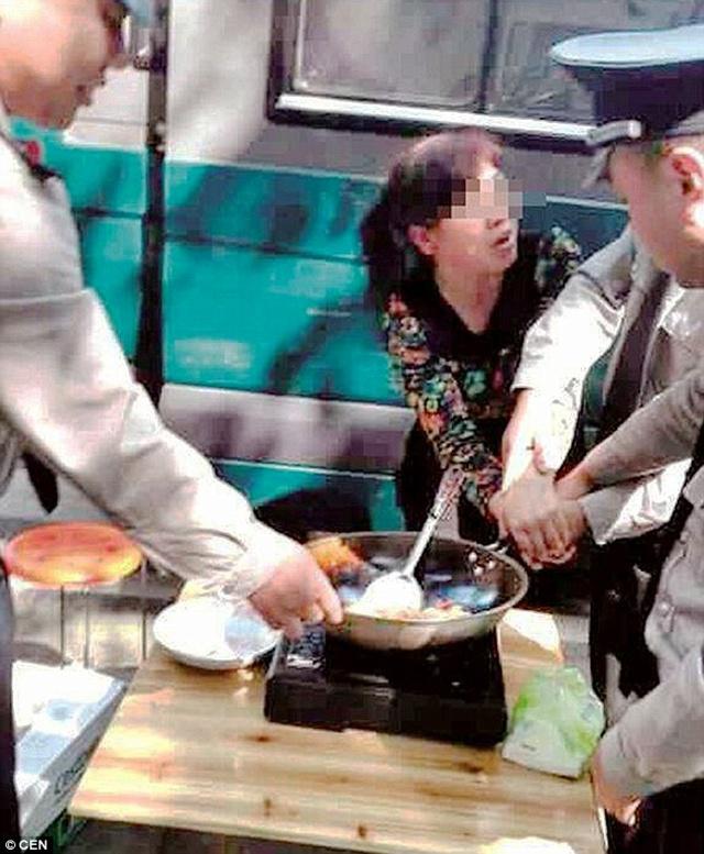 Petugas keamanan sekolah mencoba mengusir pengasuh karena ia menghalangi pintu masuk sekolah | Photo: Copyright dailymail.co.uk