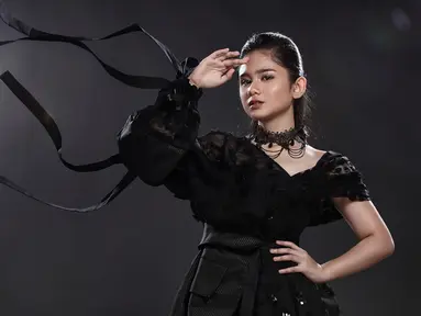 Paras ayu artis muda berdarah Minangkabau ini berhasil mencuri perhatian netizen. Tak hanya berbakat dalam hal akting, Tissa Biani juga ramah dan murah senyum. Namun untuk pemotretan kali ini, ia tampil dengan pose dingin yang terlihat keren. (Liputan6.com/IG/@tissabiani)