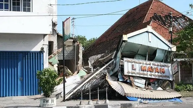 Potret lawas saat Gempa Jogja tahun 2006. (Sumber Foto oleh Anton Asmonodento via Instagram/wonderfuljogja)