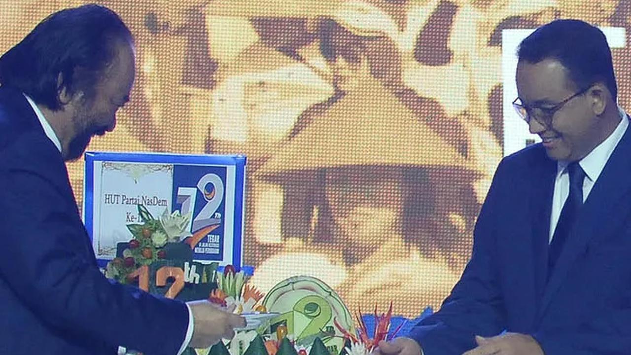FOTO: Momen HUT ke-12 Partai NasDem, Surya Paloh Potong Tumpeng untuk Anies-Cak Imin