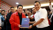 Menteri BUMN, Erick Thohir resmi mendaftarkan diri sebagai calon ketua umum PSSI. Erick menyerahkan dokumen pendaftaran di kantor PSSI yang terletak di Lantai 6 GBK Arena, Jakarta pada Minggu (15/1/2023) siang. (Bola.com/Muhammad Iqbal ichsan)