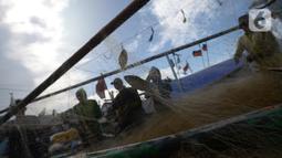 Nelayan mengumpulkan ikan hasil tangkapan di Pelabuhan Cilincing, Jakarta, Selasa (1/3/2022). Sejumlah komoditas ikan laut di pasaran mengalami kenaikan harga hingga 5 persen disebabkan cuaca buruk di laut dalam sepekan terakhir sehingga nelayan berhenti melaut sementara. (merdeka.com/Imam Buhori)