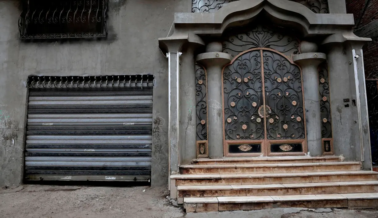 Pintu masuk gedung di mana Mohamed Salah dibesarkan di Desa Nil Delta Nagrig, Mesir, Rabu (2/5). Warga berharap anak-anak mereka bisa meniru jejak Mohamed Salah. (AP Photo/Nariman El-Mofty)
