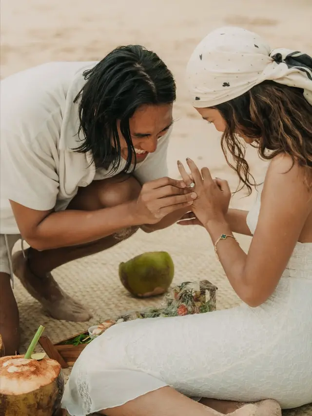 Resmi Dilamar! Sean Gelael Lamar Hana Malasan dengan Cincin Berlian di Tepi Pantai