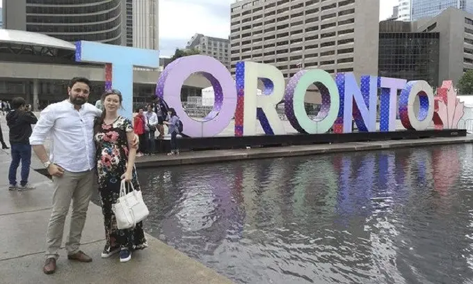 Khaled Almilaji dan istri saat berfoto bersama setelah resmi pindah ke Toronto Kanada (AP)