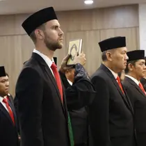 Maarten Paes dilantik menjadi Warga Negara Indonesia (WNI). (Bola.com/Dok.Kemenkumham DKI Jakarta).