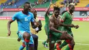 Pemain Burkina Faso menari usai mengalahkan Ghana Aucho saat Piala Afrika 2017 di Port-Gentil pada 4 Februari 2017. (AFP PHOTO / Steve JORDAN)