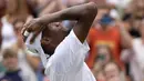 Petenis AS, Christopher Eubanks merayakan setelah mengalahkan Stefanos Tsitsipas dari Yunani dalam pertandingan tunggal putra pada hari kedelapan kejuaraan tenis Wimbledon di London, Senin, 10 Juli 2023. (AP Photo/Alastair Grant)