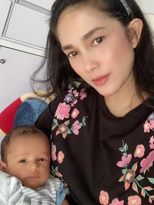 Namun lucunya, Andhika kerap meledek sang istri karena pakai baju yang itu-itu saja. Diakui Ussy, sekarang ini banyak busana yang dimilikinya belum muat lagi untuk dipakai karena berat badannya yang bertambah usai hamil dan melahirkan. (Instagram/ussypratama)