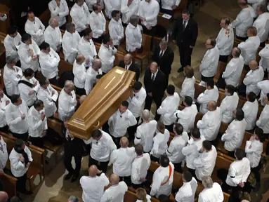 Sejumlah koki membawa peti jenazah Paul Bocuse saat upacara pemakaman di Katedral Saint-Jean di Lyon, Prancis tengah, (26/1). Lebih dari 1500 koki dunia hadiri misa pemakaman dengan memakai baju chef putih. (Philippe Desmazes/Pool Photo via AP)