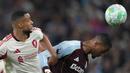 Pemain Liverpool, Cody Gakpo (kiri) berebut bola dengan pemain Aston Villa Ezri Konsa (kanan) pada laga pekan 37 Premier League 2025/2026, Sabtu (16/5/2026) diini hari WIB. (AP Photo/Dave Shopland)